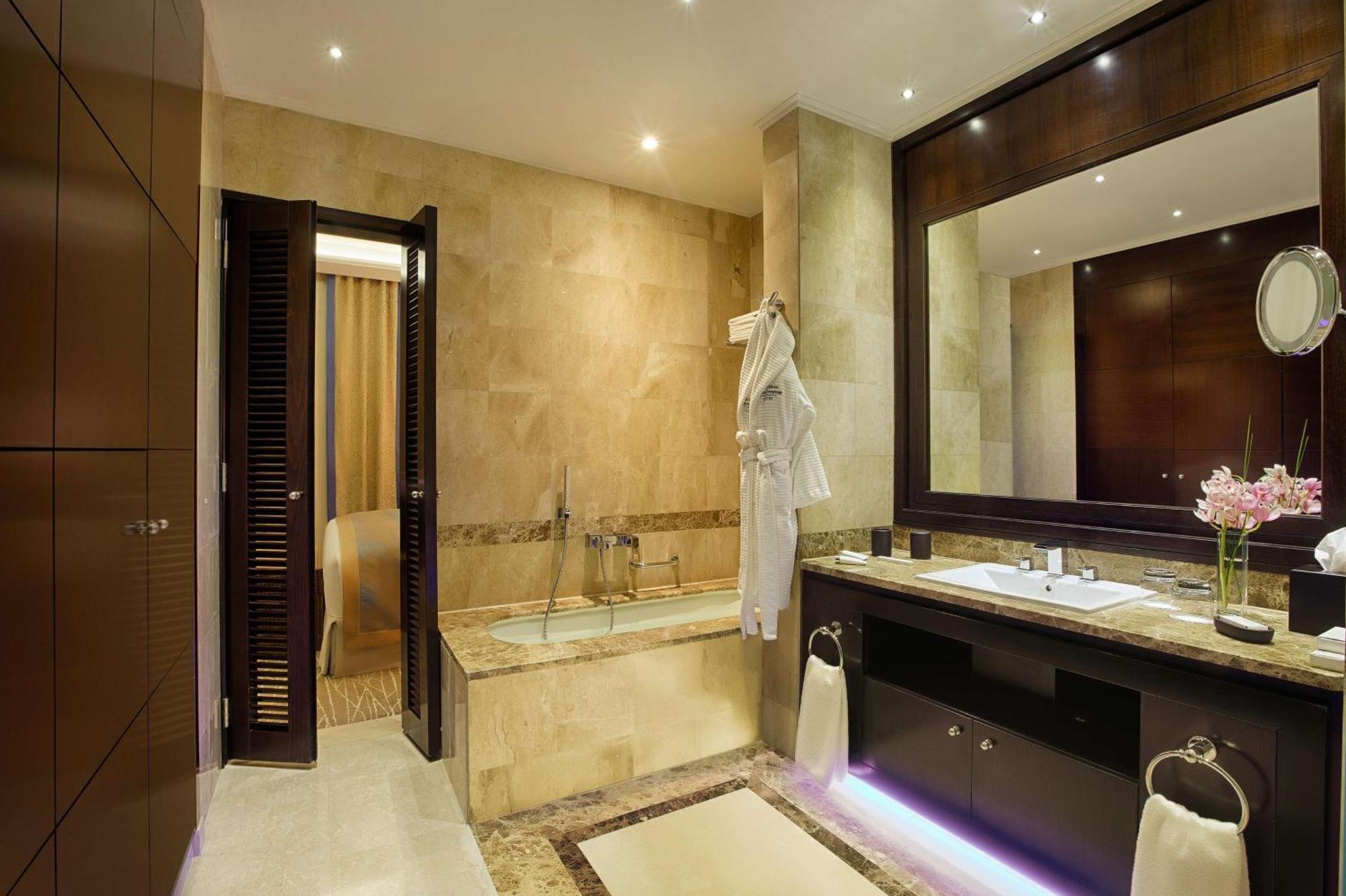 Royal Maxim Palace Kempinski Каир Экстерьер фото Bathroom