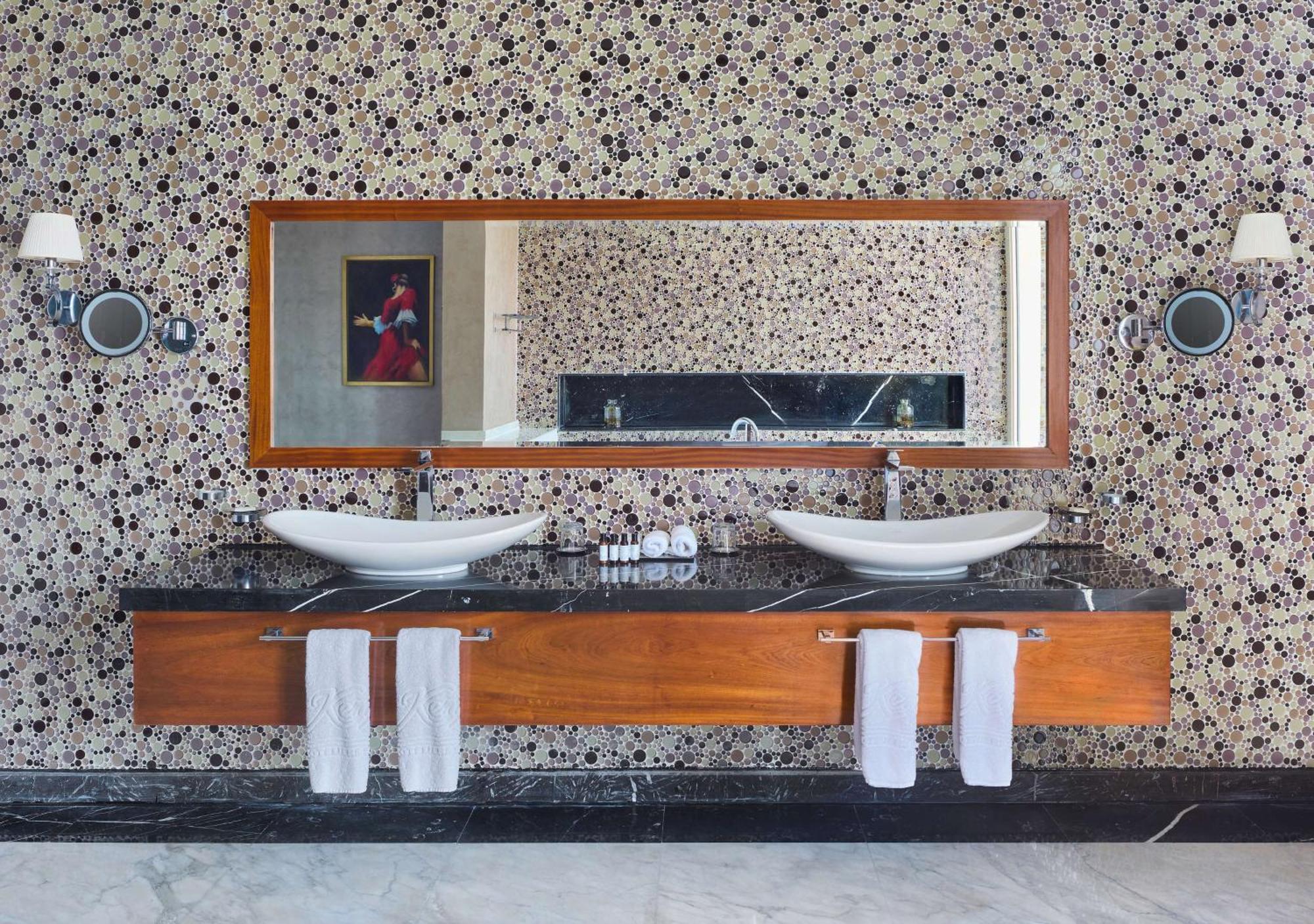 Royal Maxim Palace Kempinski Каир Экстерьер фото Bathroom with wallpaper