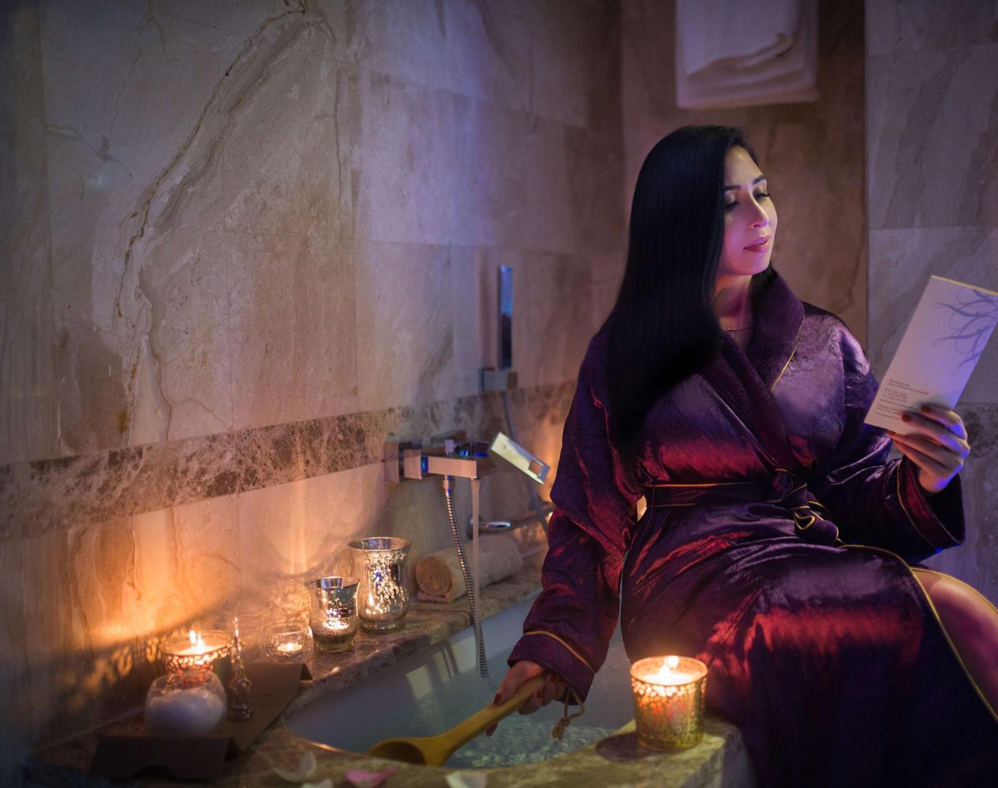 Royal Maxim Palace Kempinski Каир Экстерьер фото A woman in a Turkish bath
